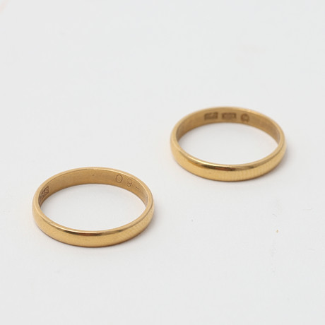 RINGAR, två stycken, guld 18K. på auktion hos Uppsala Auktionskammare