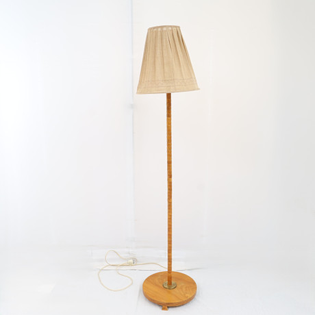 GOLVLAMPA, 1940-tal, Swedish modern, foten fanerad med alm, detaljer i mässing. Textil skärm. på auktion hos Falun Auktionsbyrå