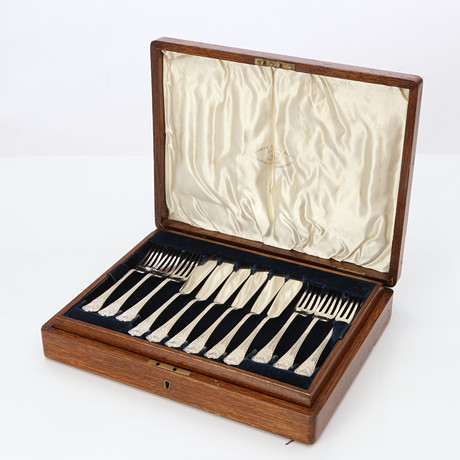 FISKBESTICK, ROSENDALS SLOTT, 11+12 ST. Pläter, England omkring 1900, etui i ek. på auktion hos Skånes Auktionsverk