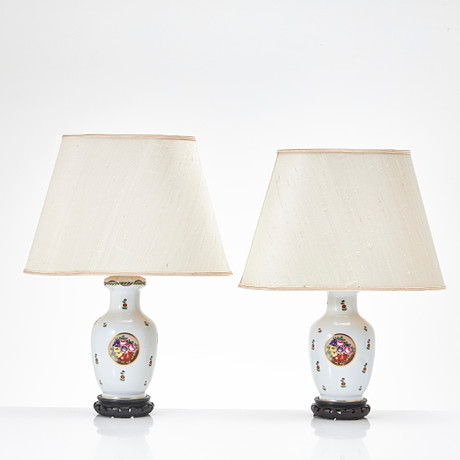BORDSLAMPOR, 2 st, 1900-talets andra hälft, Porcelaine de Paris, porslin. på auktion hos Stockholms Auktionsverk Magasin 5
