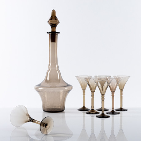 EDWARD HALD. Karaff med Propp samt Glas på Fot, 8 delar, rökfärgat glas, 1920/30-tal. på auktion hos Auktionshuset Kolonn