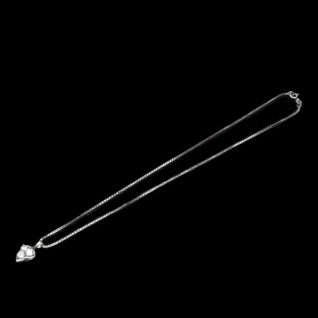 HALSBAND, med HÄNGE, 18 K, vitguld, ca 1 ct. på auktion hos Kalmar Auktionsverk