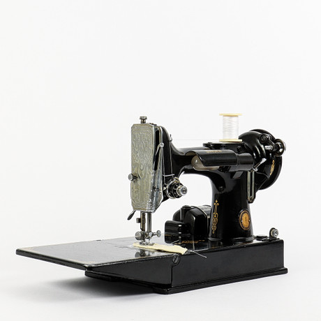 SYMASKIN, Singer Featherweight, modell 221, 1951. på auktion hos Karlstad Hammarö Auktionsverk