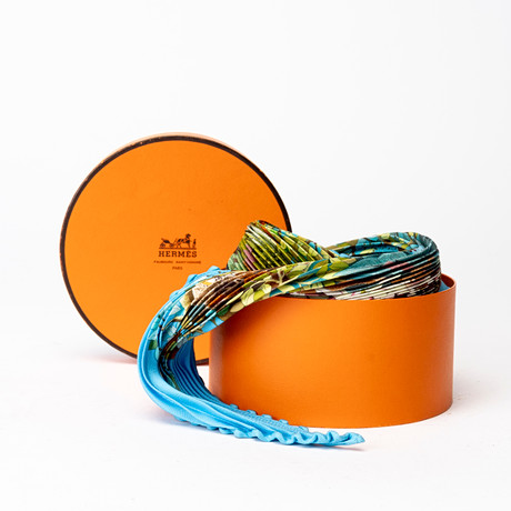 HERMÈS. Scarf / carré plissé, "Au coeur de la Vie", design Aline Honore 2007. på auktion hos Auktionshuset Kolonn