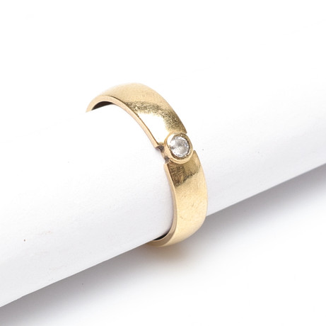 RING, med ljus sten, 18K, Guld, vikt cirka 2,7 gram. på auktion hos Gomér & Andersson Linköping