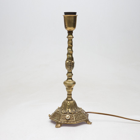 BORDSLAMPA, mässing, barockstil, 1900-talets andra hälft. på auktion hos Gomér & Andersson Norrköping