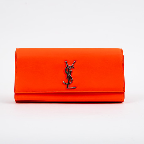 SAINT LAURENT. Clutch "Cassandra", Frankrike 2014 Collection by Heidi Slimane. på auktion hos Auktionshuset Kolonn