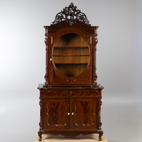 VITRINSKÅP, 2-delat, nyrokoko, 1800-tal. på auktion hos Stockholms Auktionsverk Helsingborg