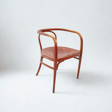 KARMSTOL, Thonet, rödbetsat trä, med genombruten sits, etikettmärkt. på auktion hos Falun Auktionsbyrå