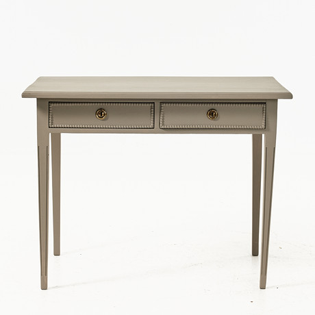 SKRIVBORD, 1900-talets första hälft, sengustaviansk stil, bemålat, lådfronter med dekor av pärlstav, kannelera på auktion hos Stockholms Auktionsverk Magasin 5
