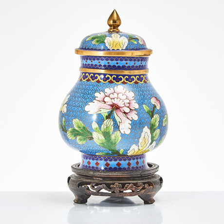 URNA MEDE LOCK, Kina. 1900-tal, cloisonnedekor av blommor. på auktion hos Stockholms Auktionsverk Magasin 5