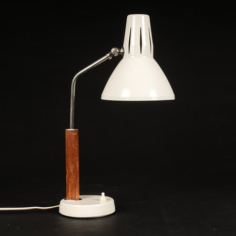 BORDSLAMPA, teak och vitlackerad plåt, BJS, Bäcklunds Järn och Smide Skellefteå, 1970-tal. på auktion hos Auktionsfirma Kenneth Svensson i Kalmar