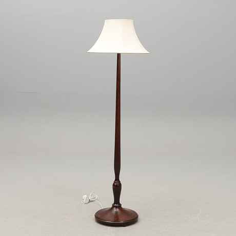 GOLVLAMPA. 1900-talets andra hälft. på auktion hos Crafoord Auktioner Malmö