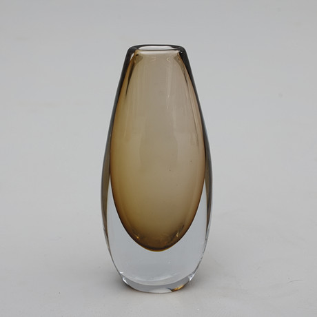 GUNNAR NYLUND. VAS, glas, Strömbergshyttan, signerad. på auktion hos Södermanlands Auktionsverk