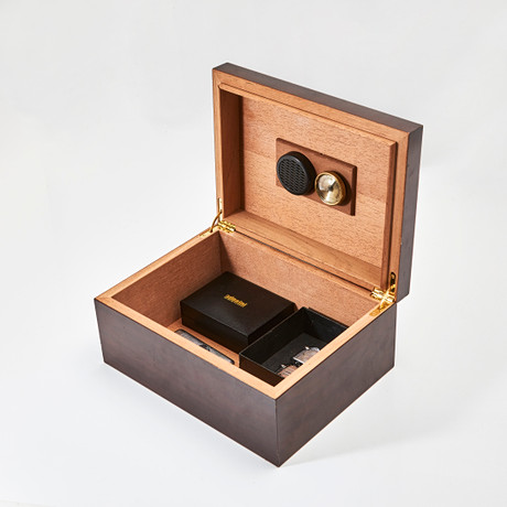HUMIDOR, mahogny, inredning av sandelträ. Cigarettetui, 2 tändare Ronson, cigarrsnoppare av stål. på auktion hos Stockholms Auktionsverk Magasin 5