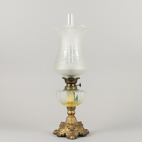 BORDSFOTOGENLAMPA 18/1900-tal. på auktion hos Karlstad Hammarö Auktionsverk