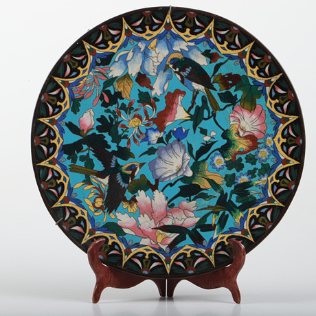 TALLRIK, cloisonne, Kina. på auktion hos Helsingborgs Auktionskammare
