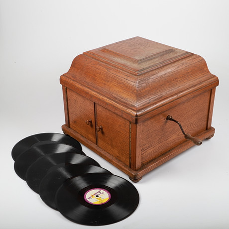 VEVGRAMMOFON, ek, His Master's Voice, 1900-talets första hälft. på auktion hos Helsingborgs Auktionskammare