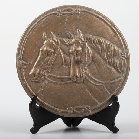 RELIEF, hästar, brons, 1900-tal. på auktion hos Helsingborgs Auktionskammare