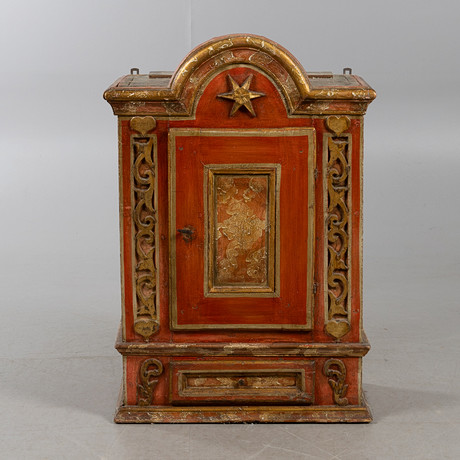 VÄGGSKÅP, allmoge, rödbemålat trä med bronserade detaljer, 1800-tal. på auktion hos Stockholms Auktionsverk Helsingborg