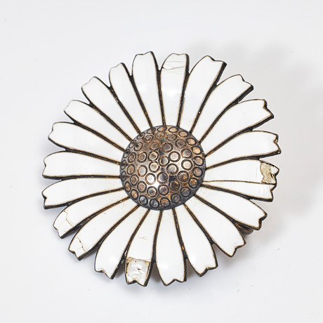 ANTON MICHELSEN. "Daisy", brosch, sterlingsilver med vit emaljdekor, Danmark. på auktion hos Stockholms Auktionsverk Magasin 5