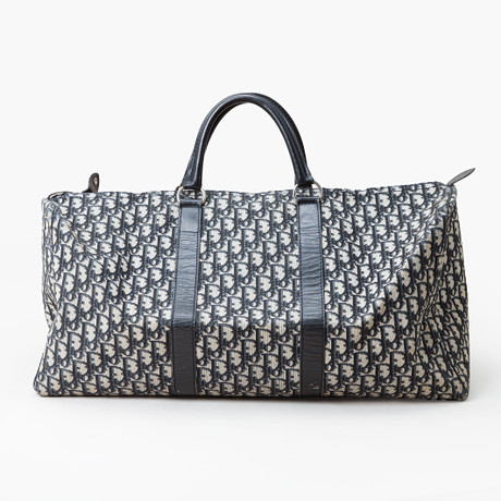 VÄSKA, Christian Dior, "Trotter Boston Bag". på auktion hos Göteborgs Auktionsverk