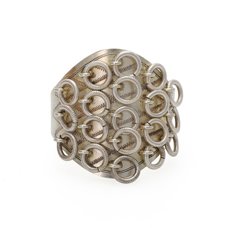 DRÄKTSMYCKE, silver, graverat mönster, ringdekor, Martin Öhman, Lycksele 1940. på auktion hos Auktionsmagasinet Vänersborg