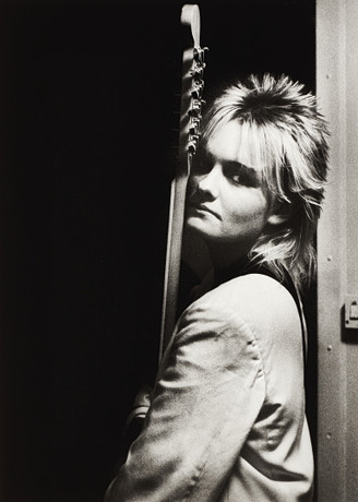 JOAKIM STRÖMHOLM (FÖDD 1947). "Eva Dahlgren", Helsingfors 1982, signerad, AP, pigment print. på auktion hos Crafoord Auktioner Stockholm