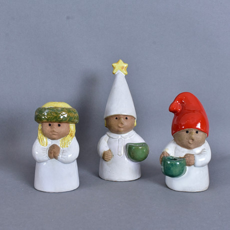 LISA LARSON. Adventsljusstakar, 3 delar, "Advent", i form av Luciatåg, stengods, Gustavsberg, formgiven 1978. på auktion hos Halmstads Auktionskammare