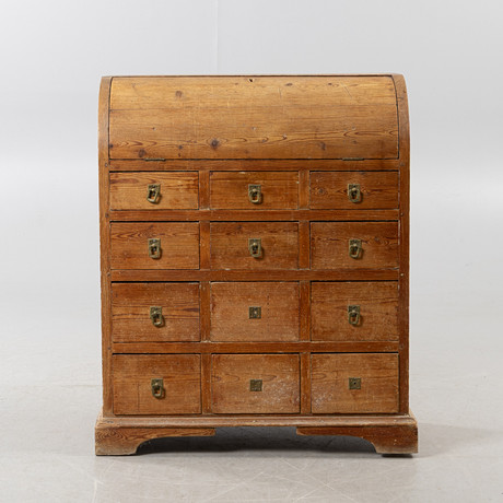 LÅDBYRÅ, allmoge, med välvd klaff, furu, 1800-tal. på auktion hos Stockholms Auktionsverk Helsingborg