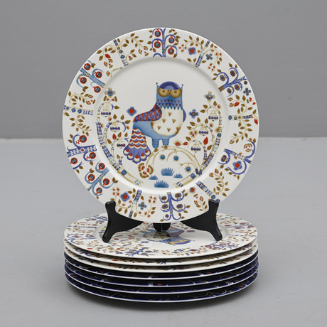 HEIKKI ORVOLA. Tallrikar, 8 st "Taika", porslin, Iittala, Finland. på auktion hos Södermanlands Auktionsverk