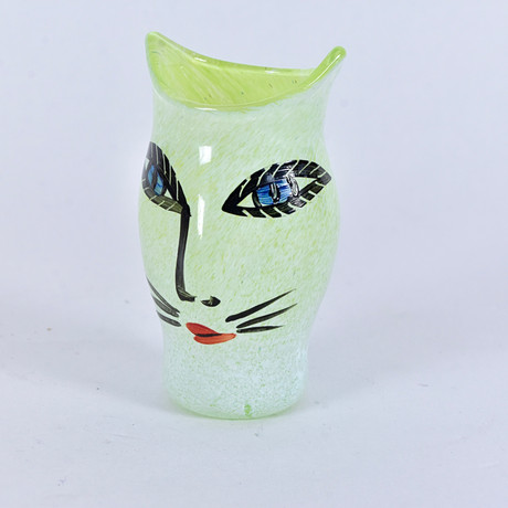 ULRICA HYDMAN-VALLIEN. Miniatyrvas, bemålat glas, "Open mind", Kosta Boda. på auktion hos Halmstads Auktionskammare