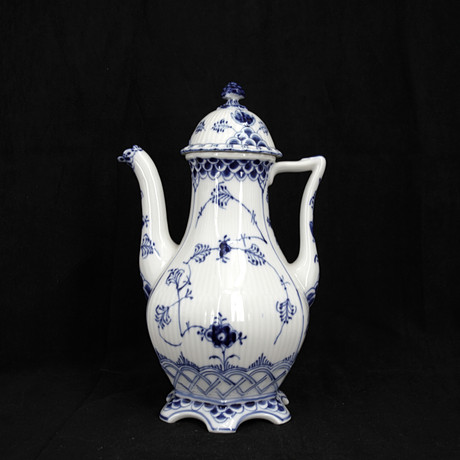 KAFFEKANNA, "Musselmalet", helblond, nr 1202, Royal Copenhagen, Danmark. på auktion hos Höganäs Auktionsverk