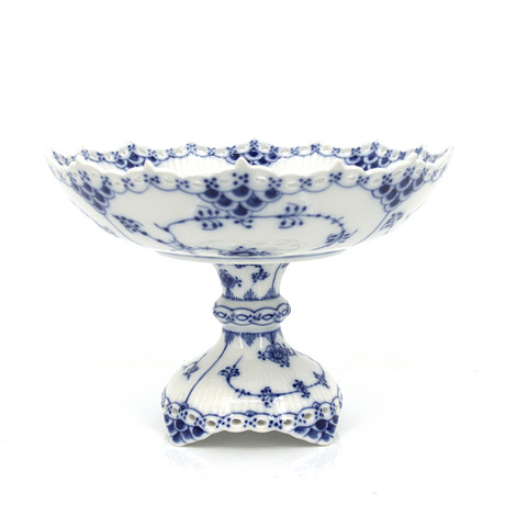 KAKFAT PÅ FOT, "Musselmalet", helblond, nr 1020, porslin, Royal Copenhagen, Danmark. på auktion hos Höganäs Auktionsverk