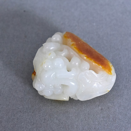 AMULETT, Jade, Kina, 1900-tal. på auktion hos Halmstads Auktionskammare