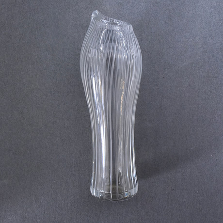 TAPIO WIRKKALA. miniatyrvas, slipat glas, Iittala "VARSANJALKA". på auktion hos Halmstads Auktionskammare