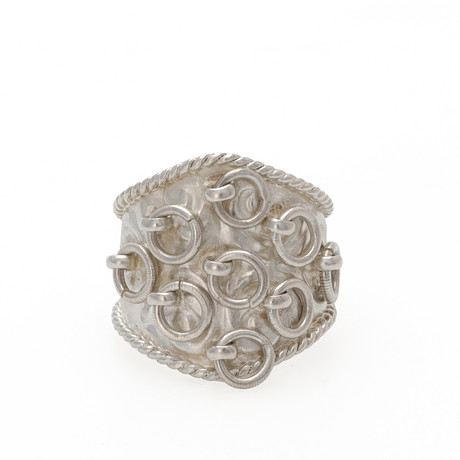 RING, silver, drivet mönster med dekor av ringar, troligtvis Gottfrid Gillberg, Falkenberg 1893. på auktion hos Auktionsmagasinet Vänersborg
