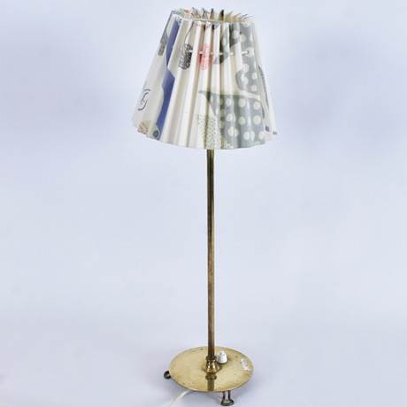 JOSEF FRANK. bordslampa, mässing, Firma Svenskt Tenn, modell 2552. på auktion hos Halmstads Auktionskammare