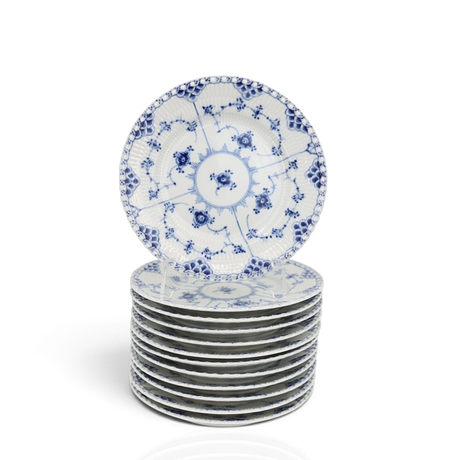 ASSIETTER, 12 delar "Musselmalet", helblond, porslin, nr 1087 och 1088, Royal Copenhagen, Danmark. på auktion hos Höganäs Auktionsverk