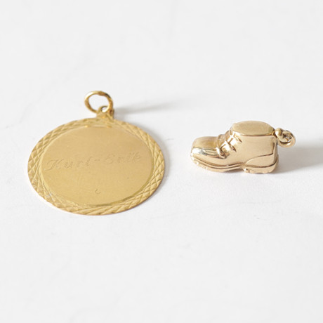 HÄNGE & BERLOCK, 18K guld. Totalvikt ca 3 gram. på auktion hos Gomér & Andersson Nyköping