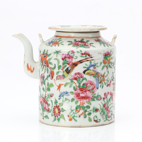 TEKANNA. Porslin med Kanton Rose-dekor. Kina, 18/1900-tal. på auktion hos Skånes Auktionsverk