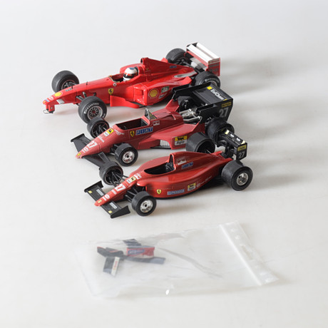 MODELLBILAR, 3 st., Ferrari, 1980-2000-tal. på auktion hos Gomér & Andersson Nyköping