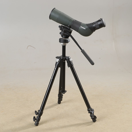 TUBKIKARE PÅ STATIV, Swarovski 25-50w, Manfrotto 190DB. på auktion hos Helsingborgs Auktionskammare