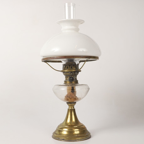 BORDSFOTOGENLAMPA, mässing/glas, 1900-tal. på auktion hos Helsingborgs Auktionskammare