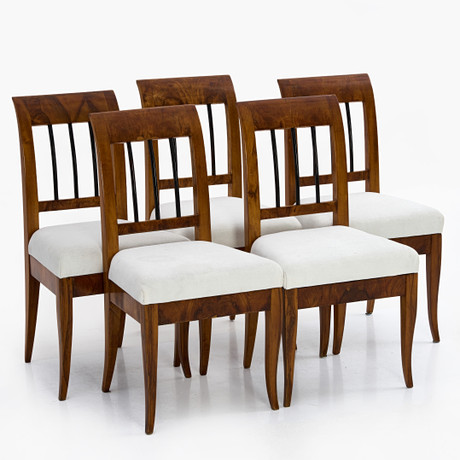 STOLAR, 5 st, Biedermeier, 1800-talets första hälft, fanerade i valnöt. på auktion hos Crafoord Auktioner Stockholm