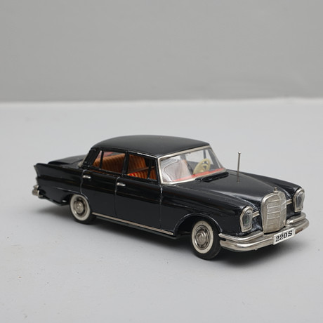 PLÅTBIL, Mercedes benz 220 S. Japan. på auktion hos Södermanlands Auktionsverk