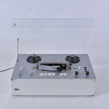DIETER RAMS. Rullbandspelare, Braun TG 502/4, vit, tillverkad 1969. på auktion hos Halmstads Auktionskammare