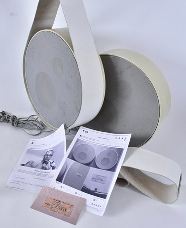 ARNE JACOBSEN. Högtalare, 1-par, Braun L 460, vita. Serienummer 010058. på auktion hos Halmstads Auktionskammare