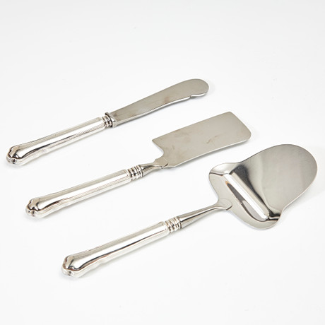 OSTHYVEL, OSTKNIV & SMÖRKNIV, 3 dlr., Chippendale, silver, Lidköping. på auktion hos Stockholms Auktionsverk Magasin 5