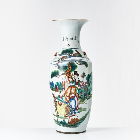 GOLVVAS, porslin, Kina, Republik (1912-1949), balusterformad, dekor av figurscen under tall i emaljfärger, jär på auktion hos Stockholms Auktionsverk Magasin 5